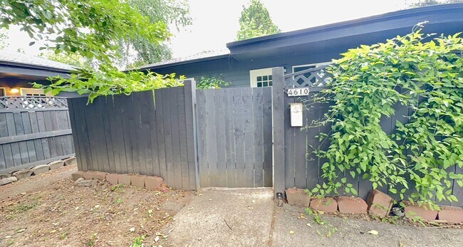 Building Photo - Reed Neighborhood Gem~ Great Natural Light~ Fenced Front Patio~ Onsite Laundry~ Off Street parkin...