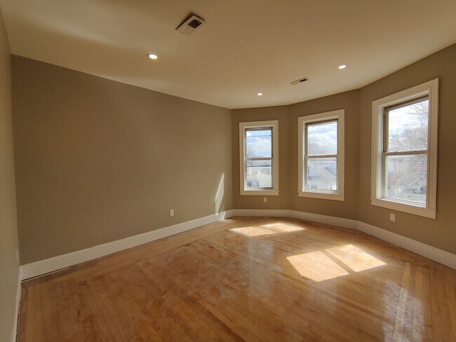 Building Photo - Brand New Unit, Central Heat, AC, In-Unit ...