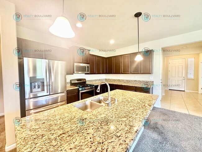 Building Photo - 3 Bedroom 2 Bathroom with Garage covered patio and beautiful yard!