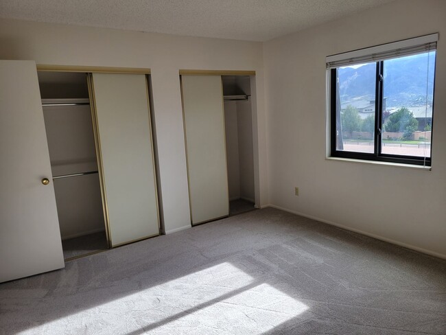 Building Photo - 2 Bed / 2 Bath Top Level Condo with A/C! -...