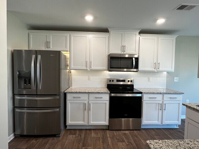 Building Photo - Ultra Spacious Living in Lake Tyler Subdivision