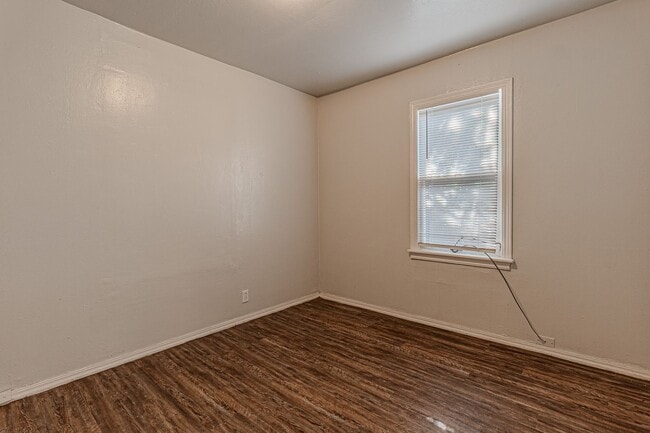 Building Photo - 3 Bed 2 Bath in OKC!