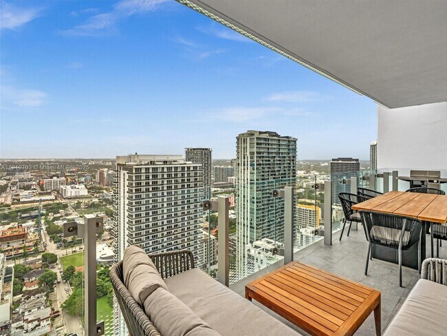 Building Photo - 700 NE 26th Terrace