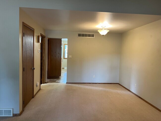 Dining or sitting area - 1224 E Longview Dr
