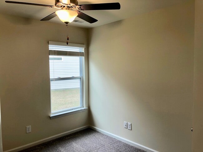 Building Photo - 3 Bedroom 2 Bath House in Lakes of Summerv...