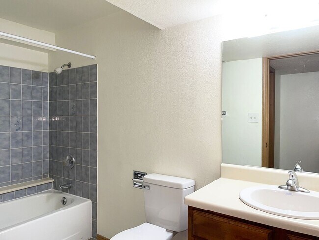 Building Photo - Nice 3 Bedroom Unit Near Everything!!