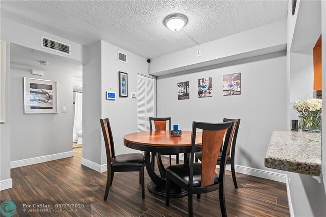 Building Photo - 2753 S Oakland Forest Dr