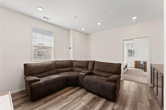 Building Photo - 30324 Town Square Dr