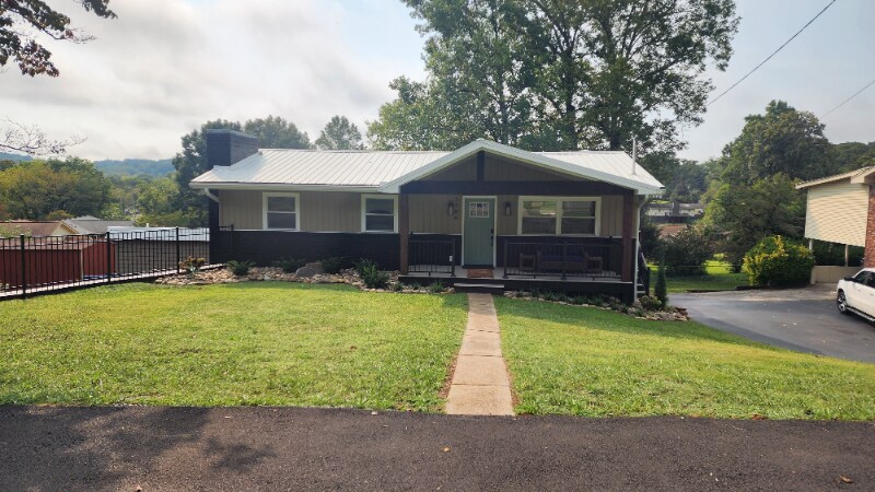 Building Photo - 1704 S Forest Dr