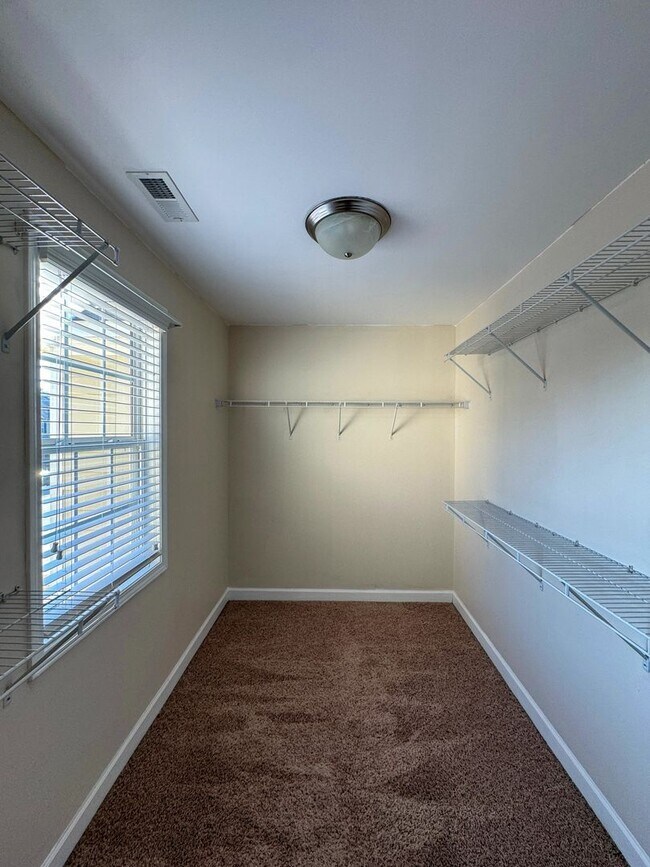 Building Photo - Lovely 3 Bed 2.5 Bath Home with Community Amenities