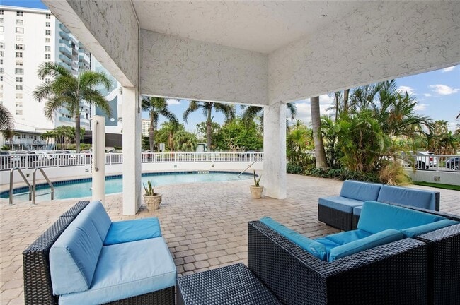 Building Photo - 720 Bayshore Dr