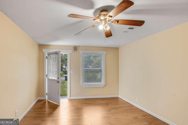 Building Photo - 695 Trout St