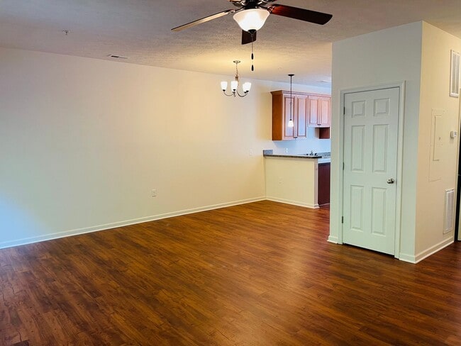 Building Photo - Two Master Suite Apartment Townhouse
