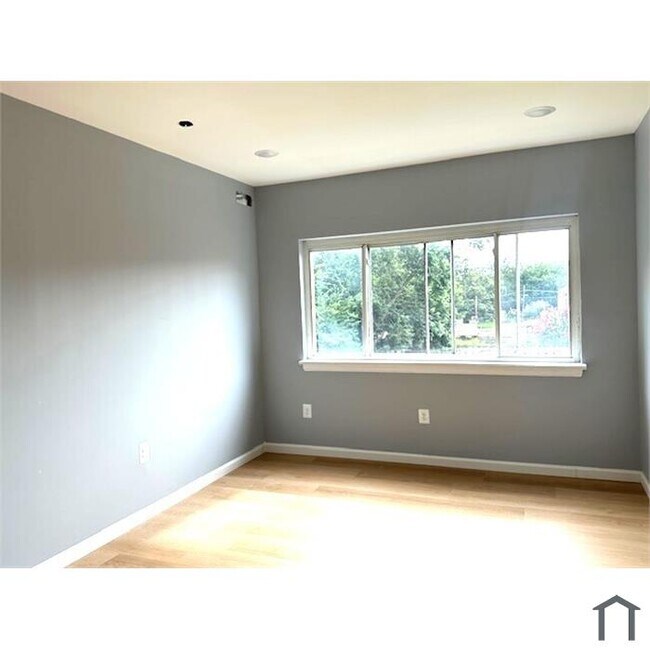 Interior Photo - 4936 Nash St NE