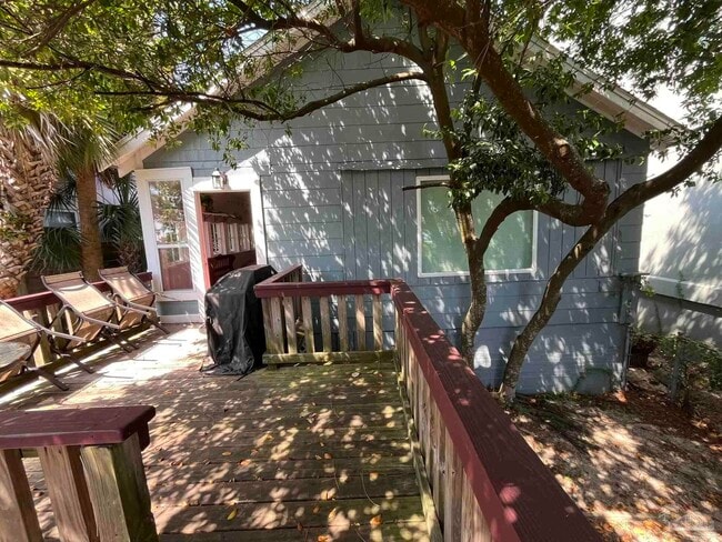 Building Photo - 821 E de Leon St