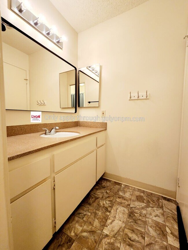 Building Photo - Spacious Townhome Available Now!