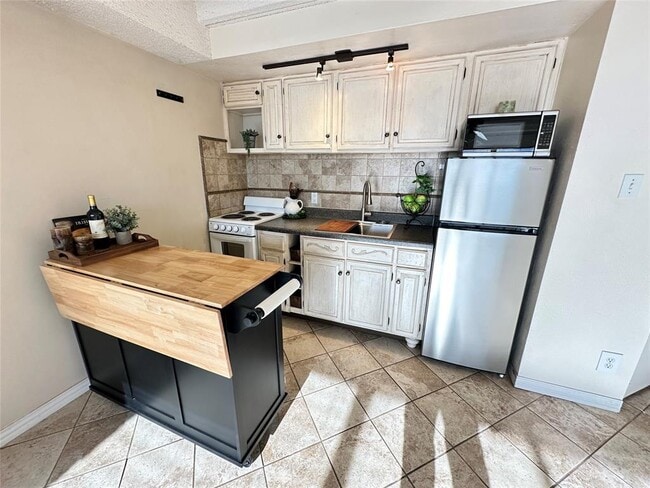 Building Photo - 5916 Lago Vista Way