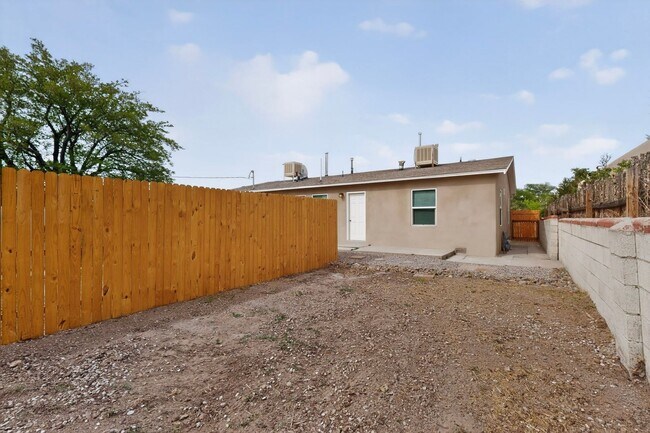 Building Photo - 714-714 Madison St NE