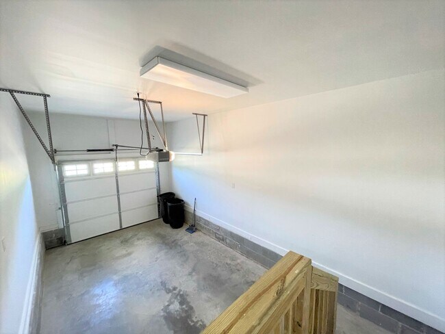 Building Photo - 114 N Maple St