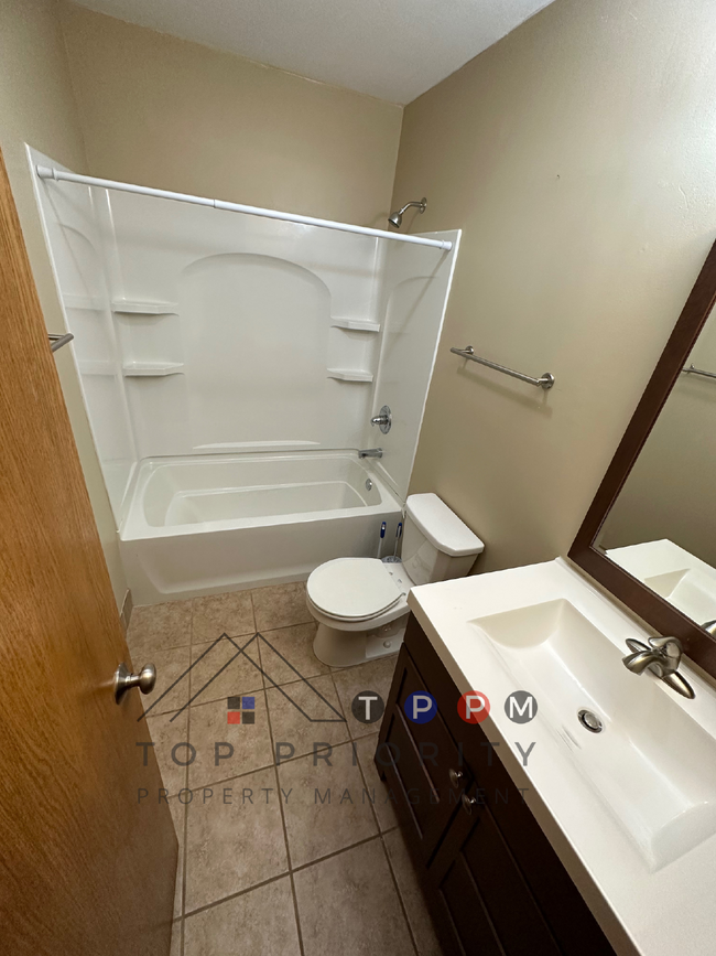 Building Photo - 2 Bedroom | 1 Bathroom Single-Family House...
