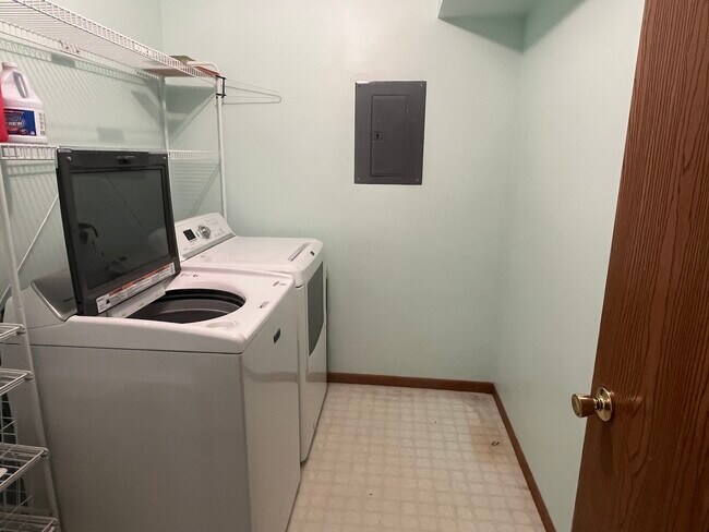 Building Photo - 965 Amberwood Pl