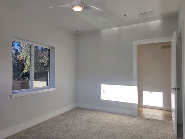 Building Photo - FOR RENT 3 bed, 3.5 bath, 3 level brand new condo