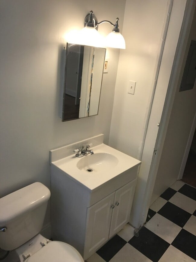 Building Photo - Experience the best of VA Highlands living! Cozy One Bedroom Apartment Available Now!