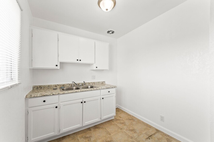 Building Photo - 1254 W 110th St