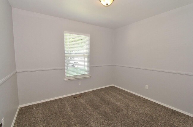 Building Photo - 2624 Manchester Dr