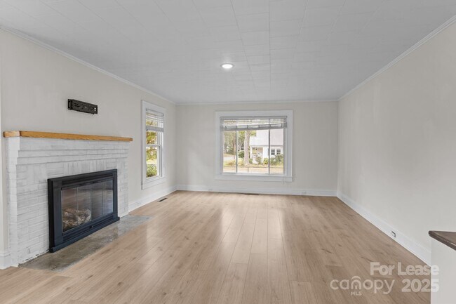 Building Photo - 765 N Church St