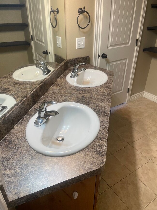 Building Photo - Beautiful 3 Bed, 1.5 Bath Townhome for Rent in The Meadows – Rexburg, ID