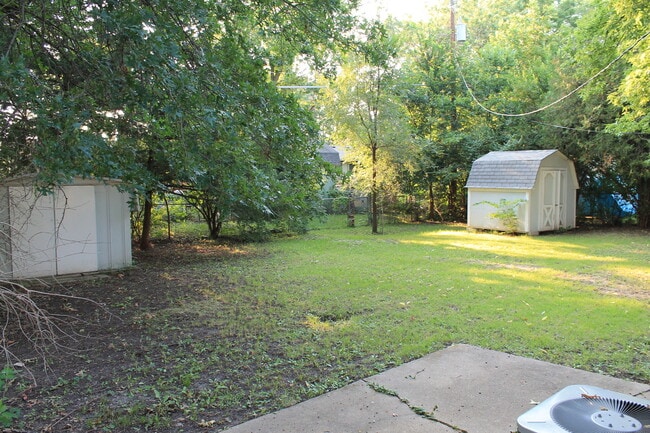 Building Photo - Nice 2 bedroom home with Large backyard! C...