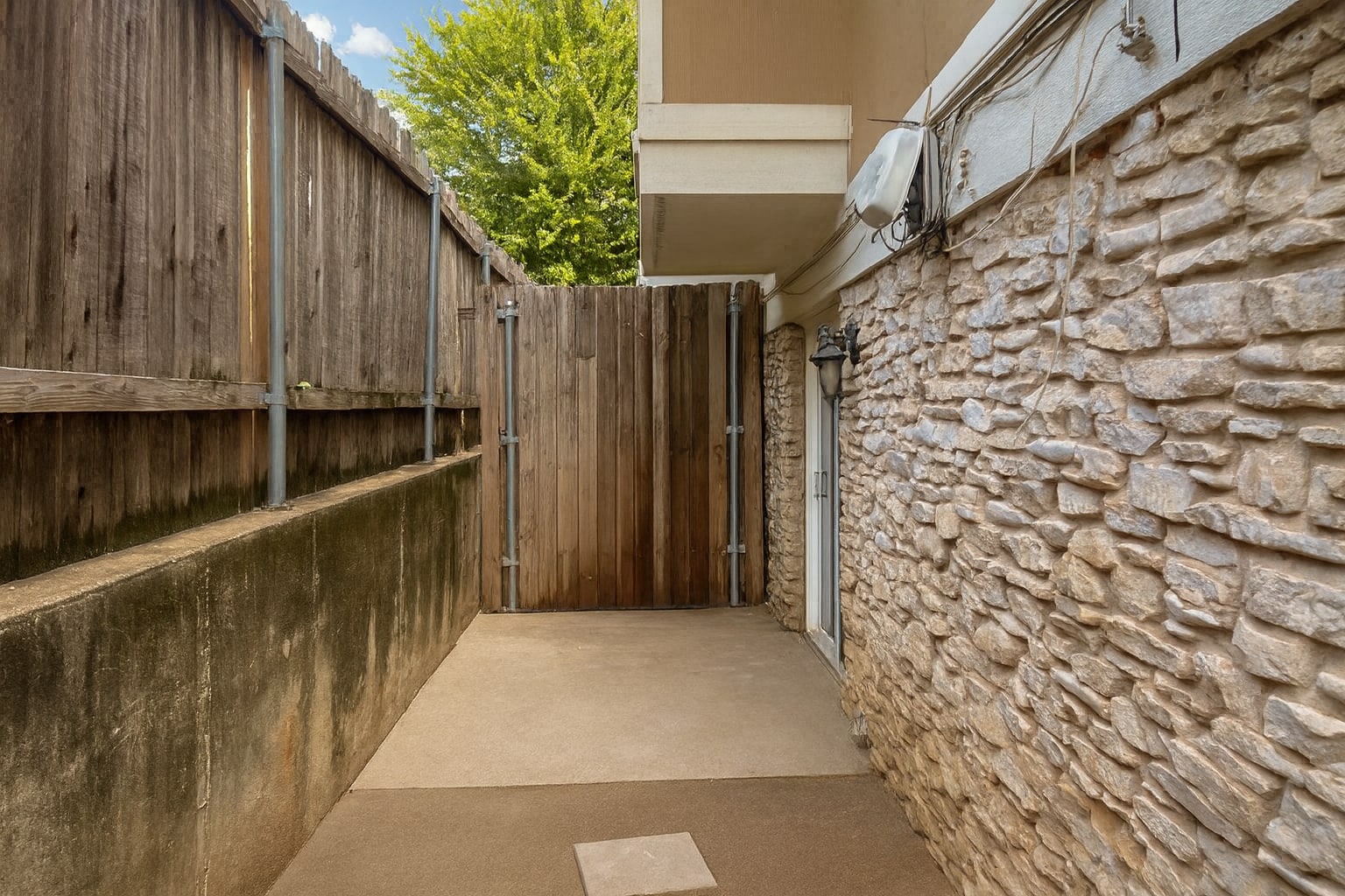 Building Photo - 7206 Creekside Dr