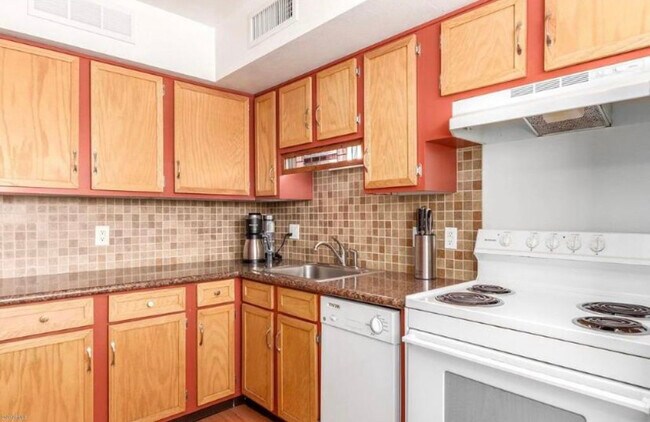 Kitchen - 721 E Montebello Ave