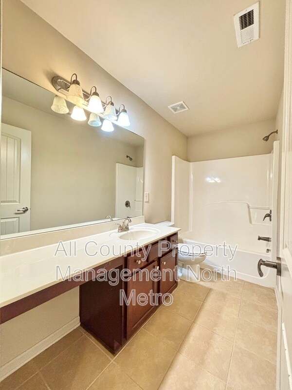 Building Photo - 421 Parkstone Dr