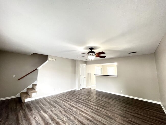 Building Photo - INDIAN PARK END UNIT TOWNHOME!
