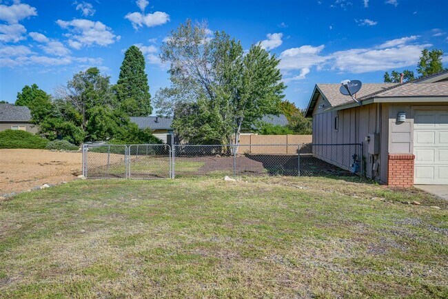 Building Photo - 7930 E Larkspur Ln