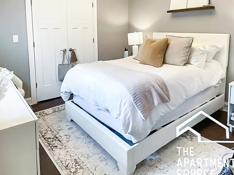 Building Photo - 2732 N Wilton Ave