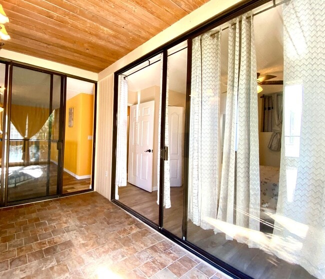 Building Photo - 3 bed / 3 bath furnished condo with ocean views!