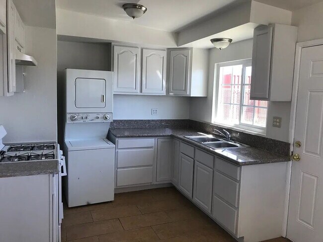 Building Photo - "Charming 3-Bedroom Gem in Boron - Cozy Living with 850 Sq Ft of Comfort!"