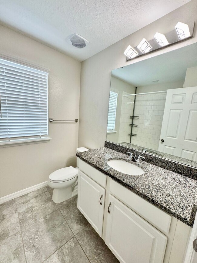 Building Photo - FOR RENT - Beautiful end unit townhouse in Clermont - Waterbrooke