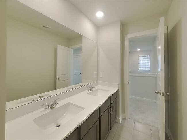 Building Photo - 9835 Willow Creek Commerce Dr