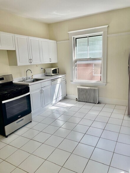 Building Photo - 81 College Ave