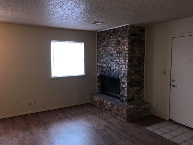 Building Photo - 2 bed one bath, spacious bedrooms, fenced ...