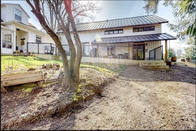 Building Photo - $2,700 - All Utilities Included Modern ADU with Two Bedrooms Townhouse Ready For Lease!