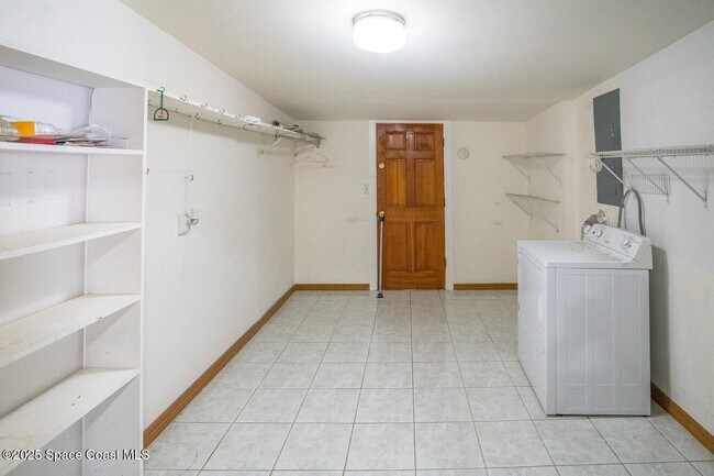 Building Photo - 1393 Stanley Dr