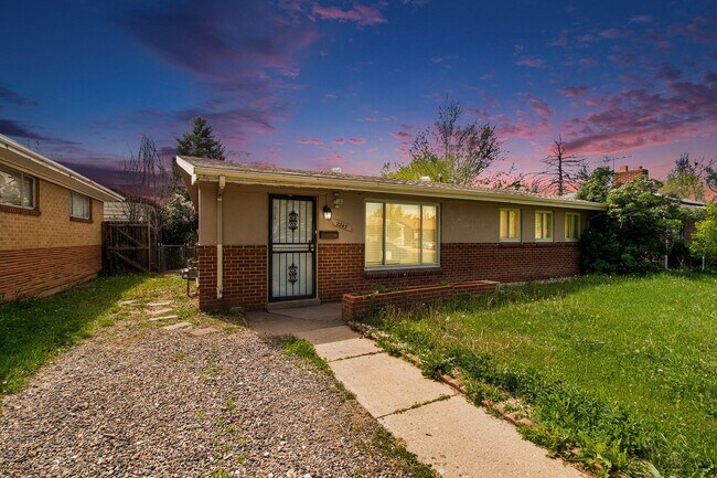 Building Photo - Beautifully remodelled 4 Bedroom home - Sh...