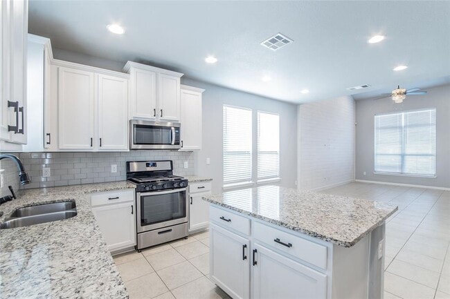 Building Photo - 921 Medina Wy