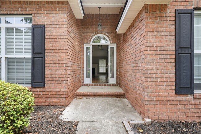 Building Photo - Centrally Located Home in Richmond Hill