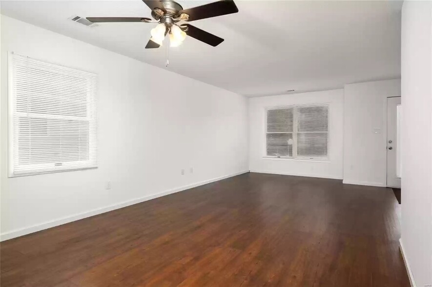 living room - 1108 Cobblestone Dr